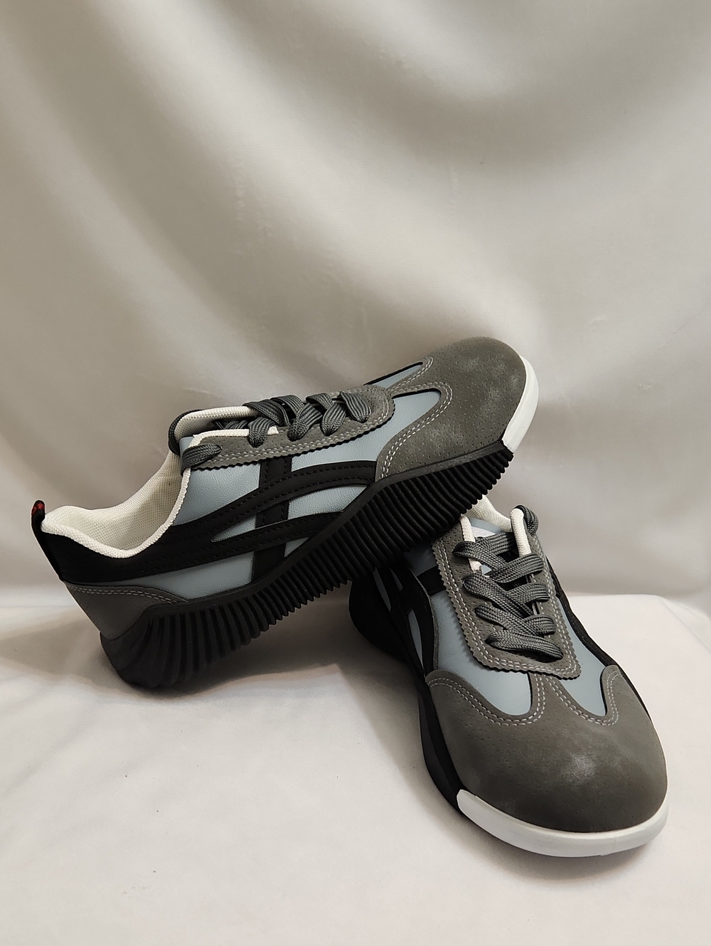De Florance Black Gray Low Lace-Up Sneakers (W Size 6.5)